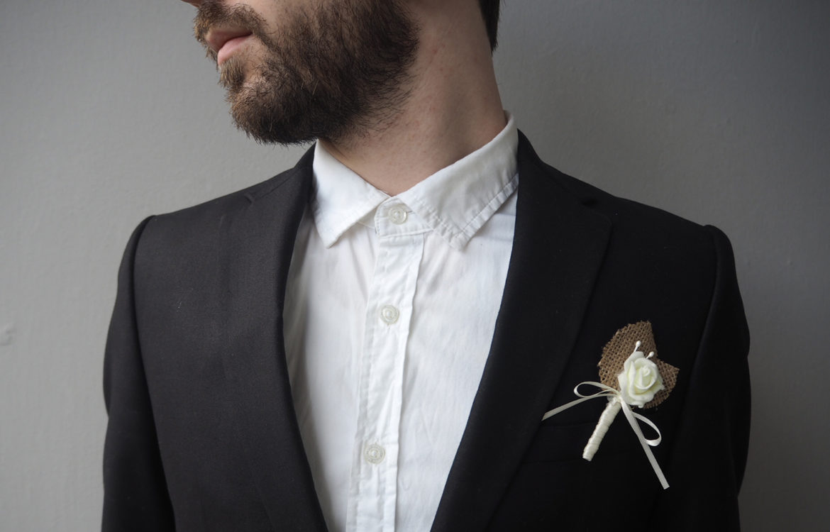 diy-hochzeitsanstecker-vintage-jute-spitze