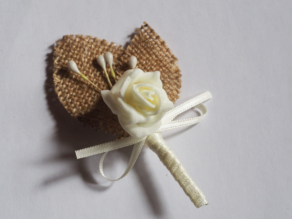  diy-hochzeitsanstecker-vintage-jute-spitze