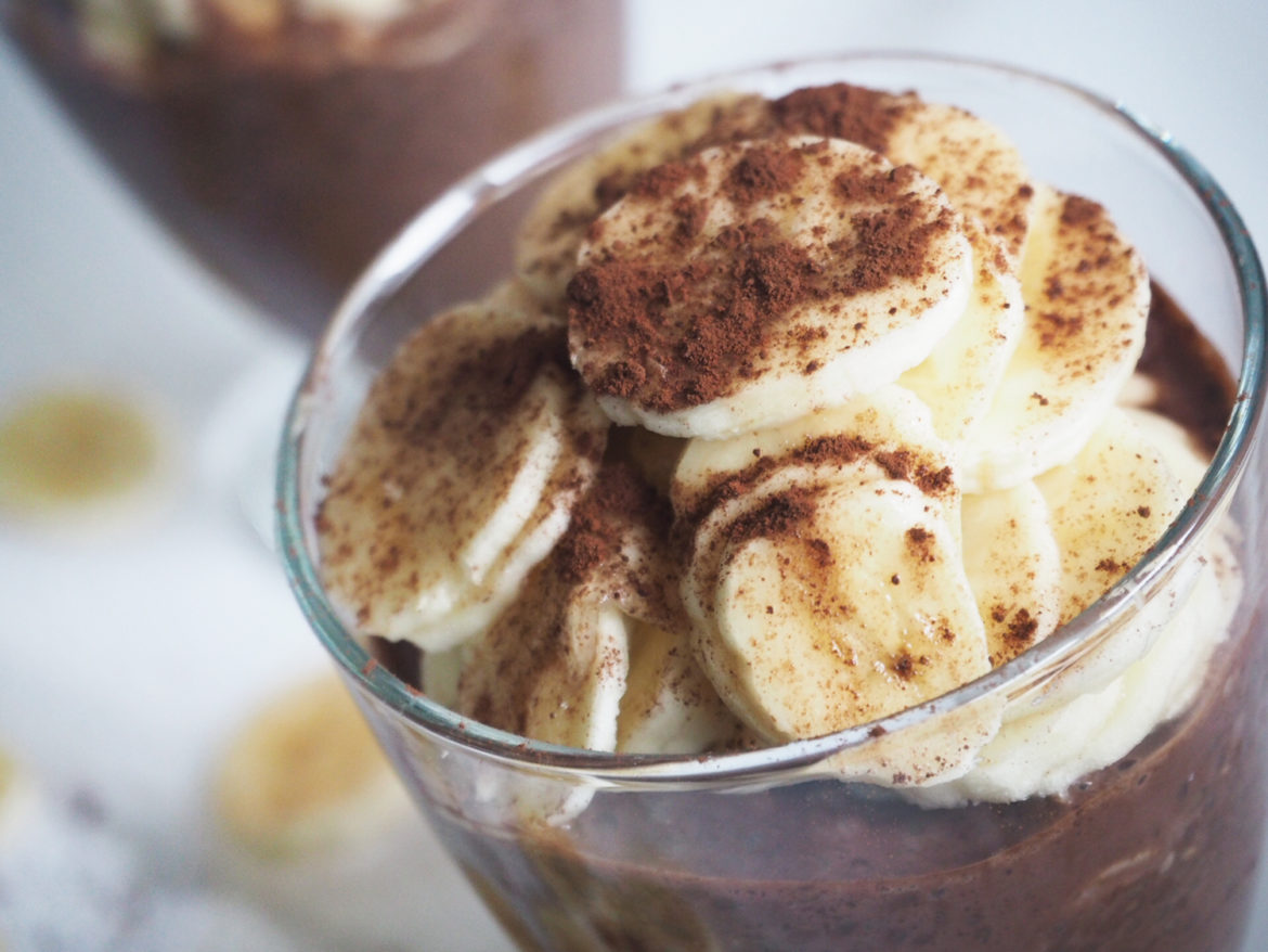 Veganer Schoko Pudding mit Chiasamen und Bananen
