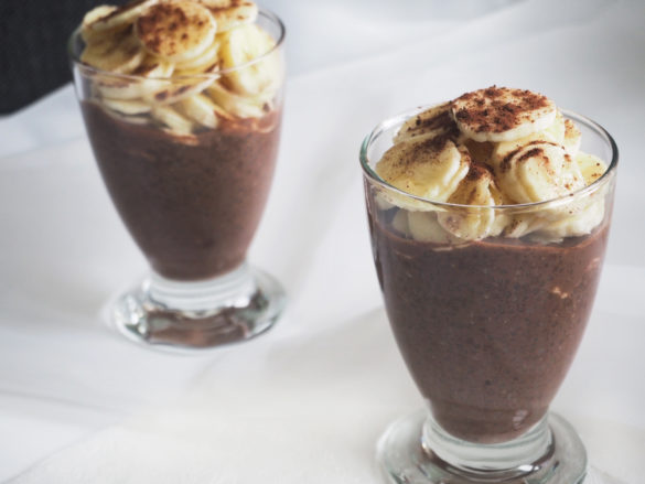 Veganer Schoko Pudding mit Chiasamen und Bananen