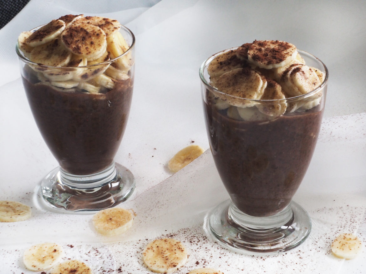Veganer Schoko Pudding mit Chiasamen und Bananen