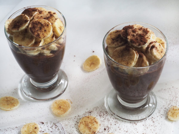 Veganer Schoko Pudding mit Chiasamen und Bananen