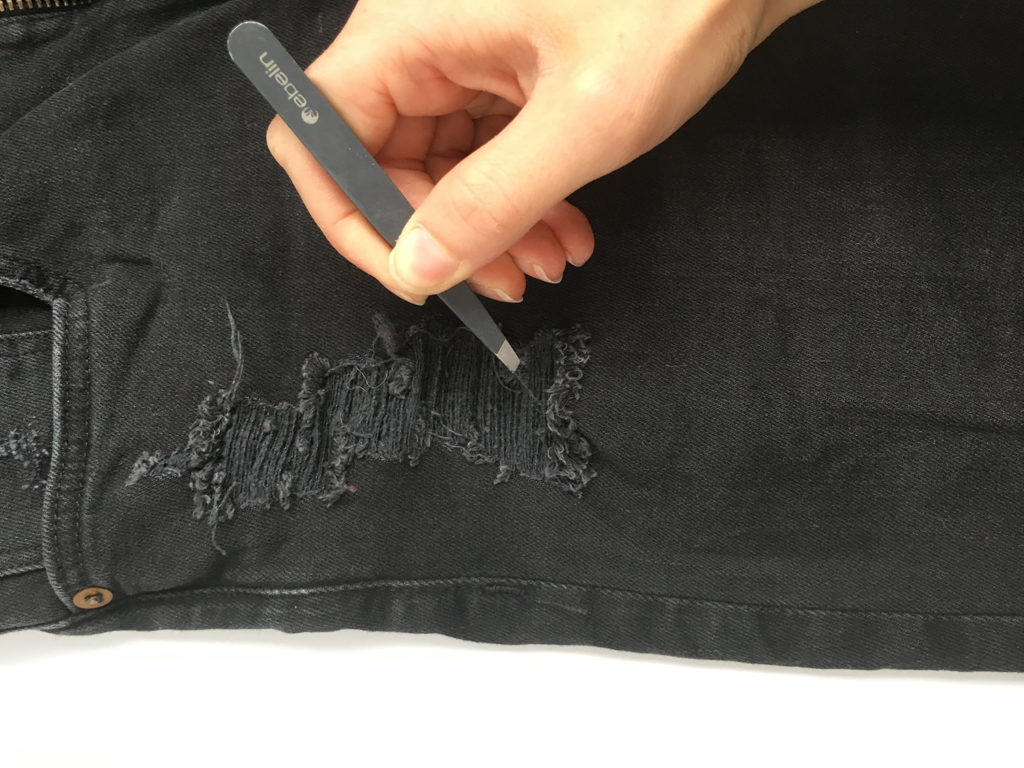 diy-destroyed-jeans-fäden-ziehen