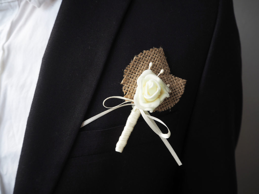 diy-hochzeitsanstecker-vintage-jute-spitze