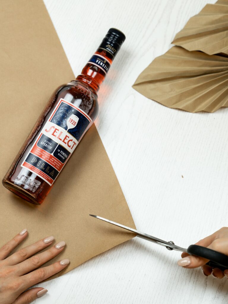flasche-verpacken-papier-schneiden
